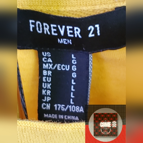 Forever 21s' "The Charlie" pocket t-shirt with abstract design on pocket. - Picture 3 of 5